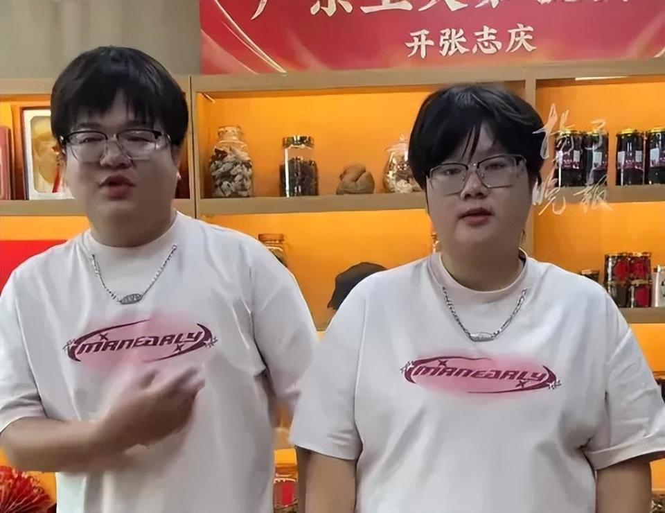 Cặp đôi gây sốt vì có ngoại hình giống hệt nhau: Dân mạng thích thú 