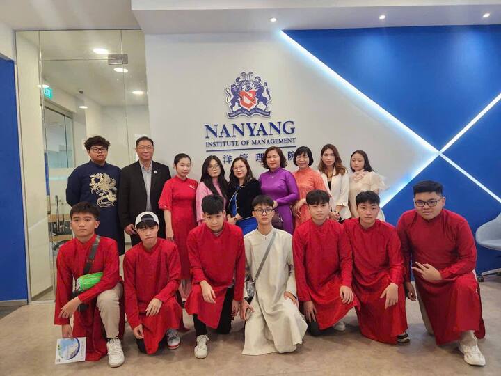 Nữ hiệu trưởng bỏ tiền túi thưởng học sinh đạt giải đi nước ngoài- Ảnh 2.