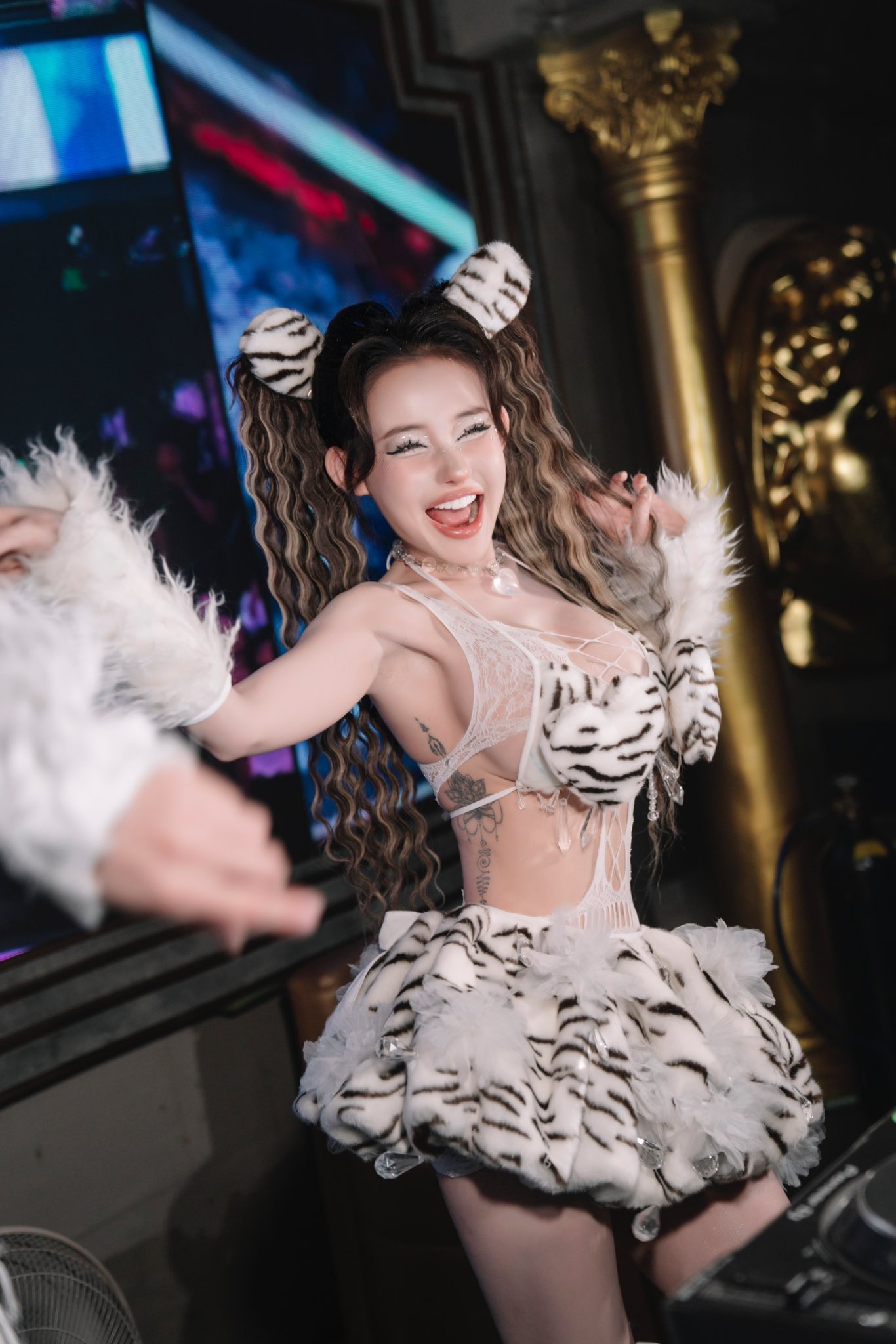 Ngân 98 luôn cố tình hở bạo, phản cảm quá đà- Ảnh 4.