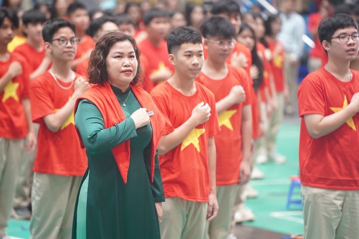 Nữ hiệu trưởng bỏ tiền túi thưởng học sinh đạt giải đi nước ngoài- Ảnh 1.