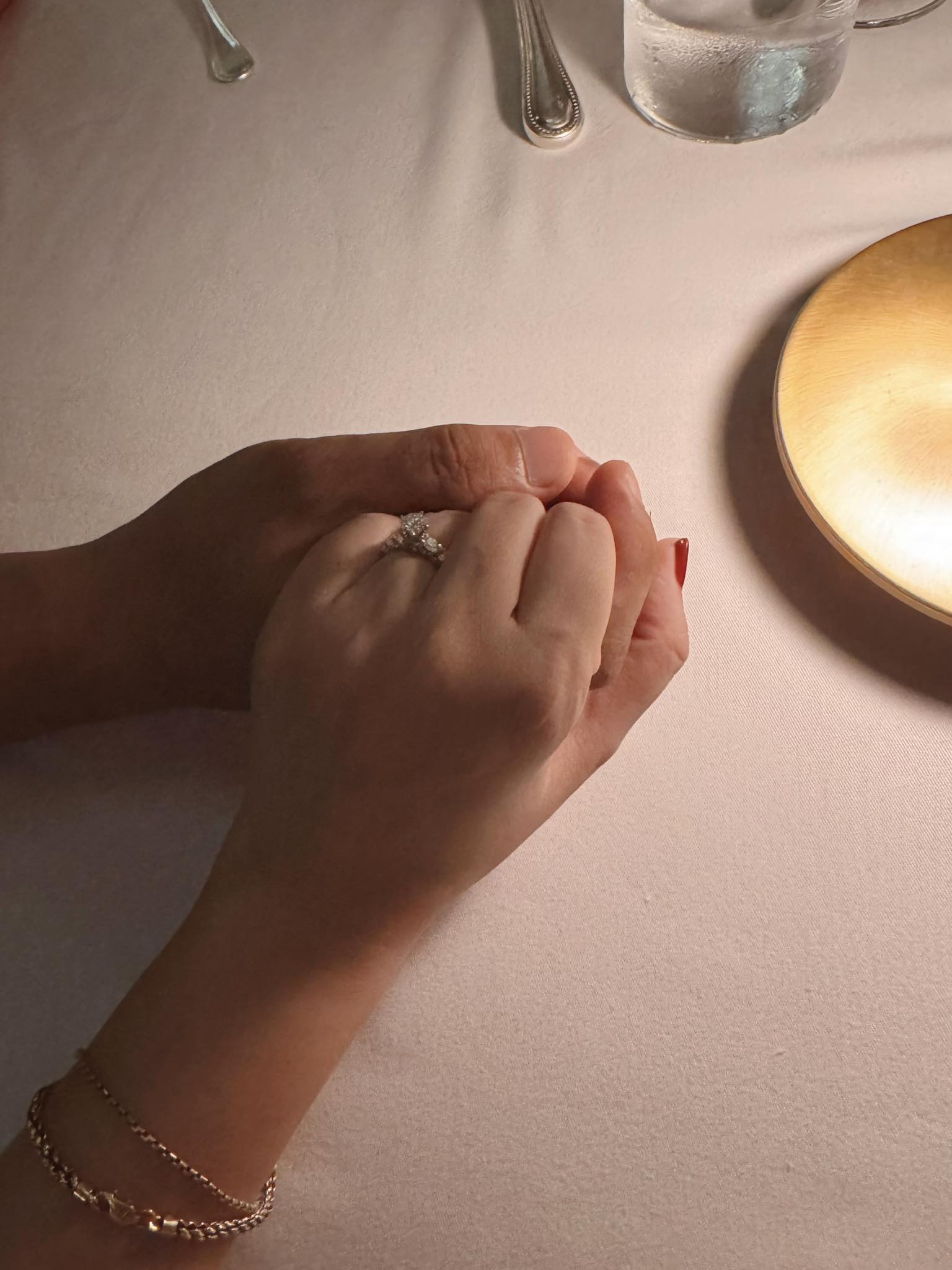 1 nữ diễn viên Vbiz vừa được cầu hôn, nhà trai là bạn thân Hà Tăng- Ảnh 1.