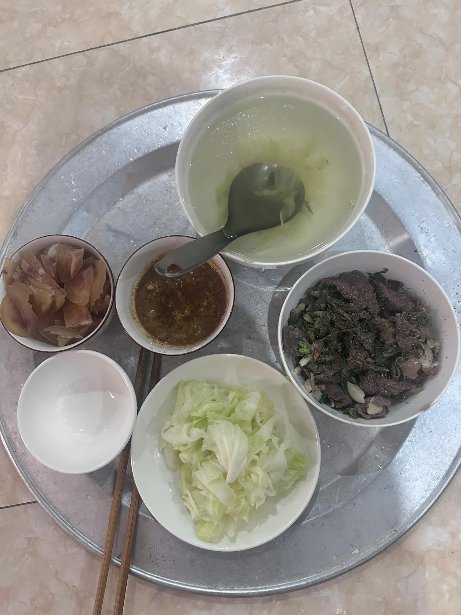 Bức ảnh bữa cơm cuối cùng ở Hà Nội của một đôi vợ chồng U40- Ảnh 1.
