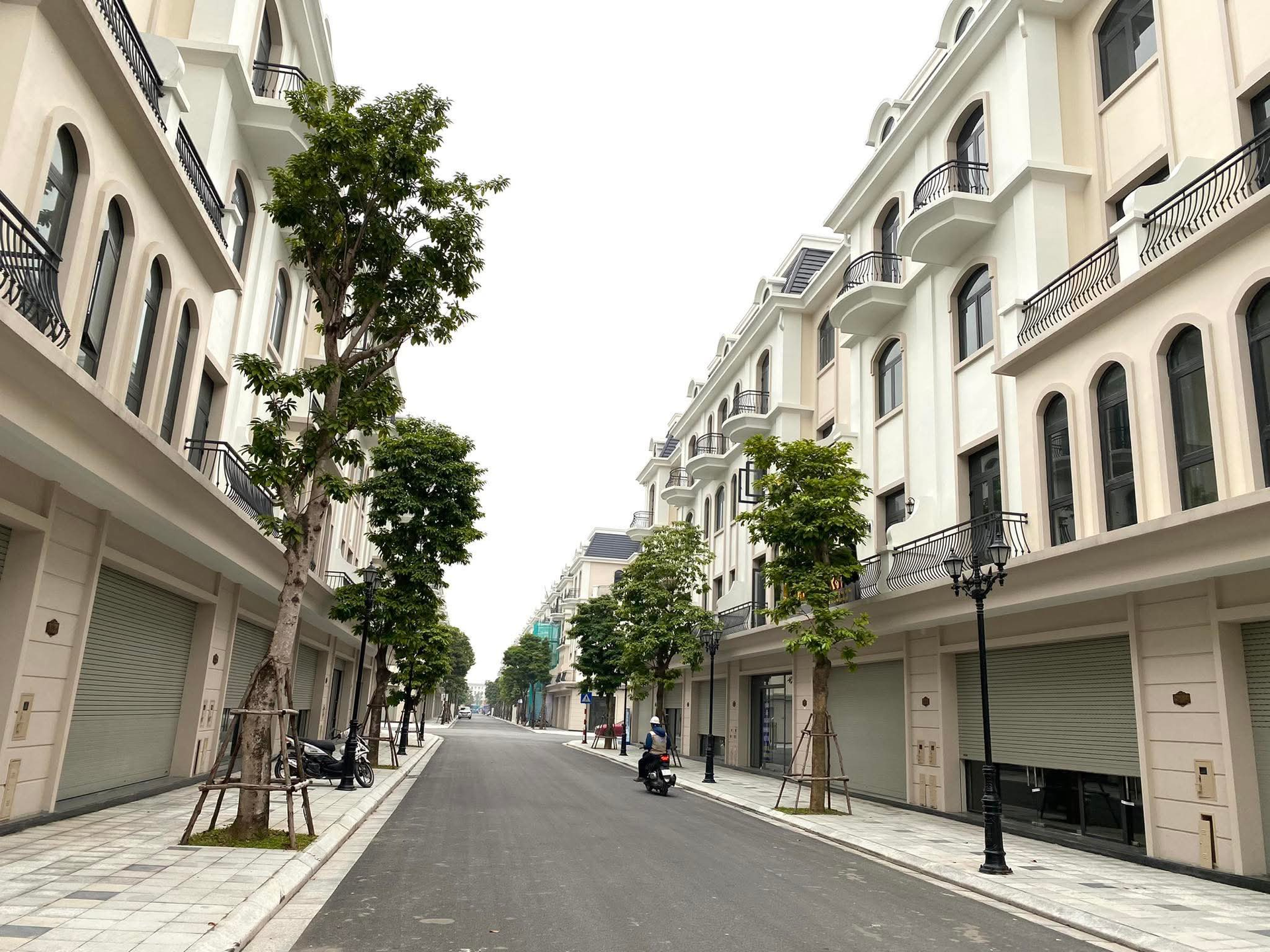Gia đình thu nhập khá cần 9-10 năm làm việc mới mua được nhà tại Hà Nội và TP. Hồ Chí Minh- Ảnh 1.