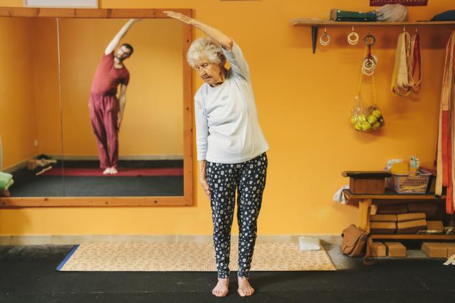 Cụ bà 102 tuổi vẫn dạy yoga mỗi ngày và bí kíp sống thọ "chẳng có gì khó"- Ảnh 3.