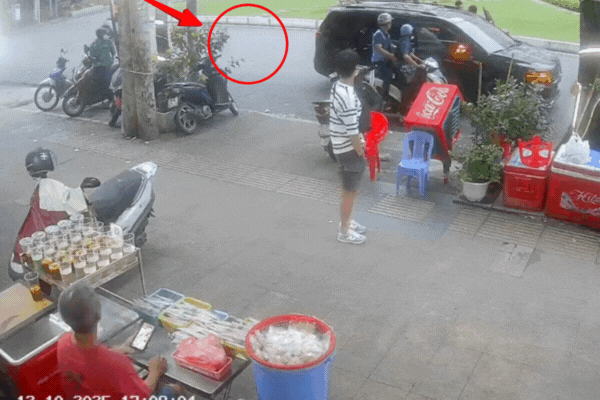 Toàn bộ cảnh Ngân 98 bị bắt trên đường được camera nhà dân ghi lại, hình ảnh cuối như thế này sao?- Ảnh 6.