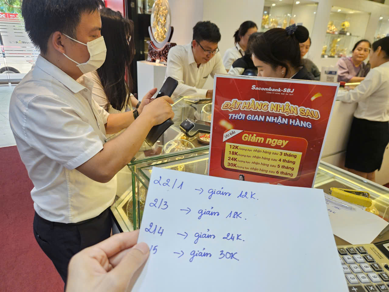 Giá bạc lập kỷ lục, nhiều người vẫn chi cả trăm triệu mua bạc trên giấy- Ảnh 1.