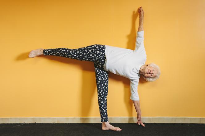 Cụ bà 102 tuổi vẫn dạy yoga mỗi ngày và bí kíp sống thọ "chẳng có gì khó"- Ảnh 2.