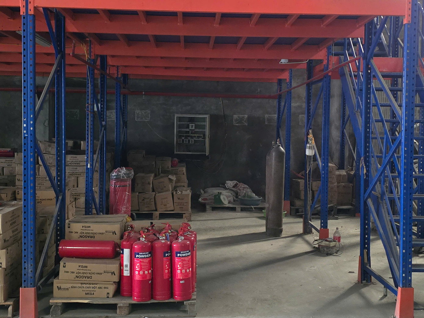 Bán 3 triệu bình chữa cháy giả ra thị trường, thu 1.000 tỷ đồng- Ảnh 1.