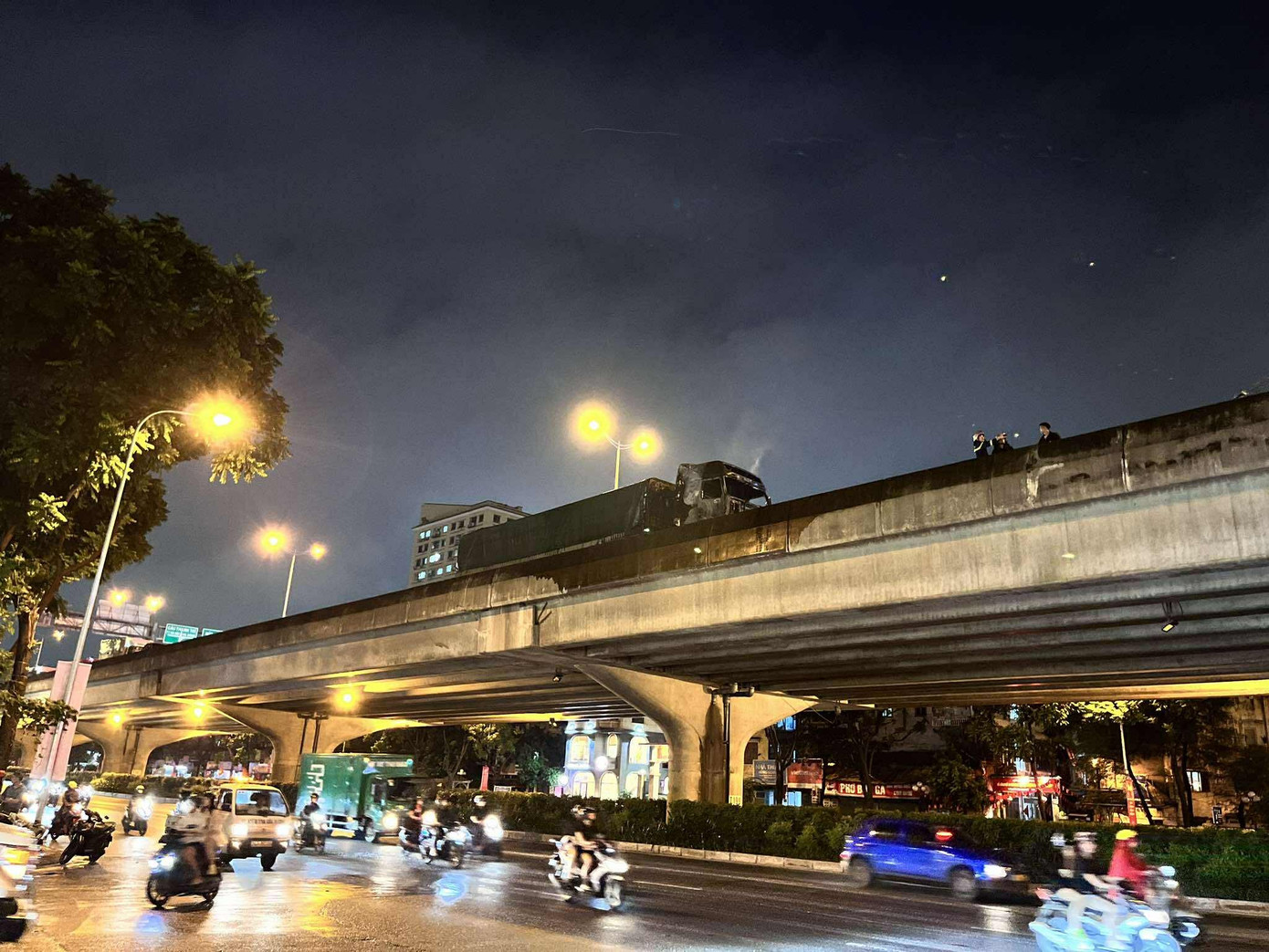 Hà Nội: Xe tải bốc cháy ngùn ngụt ở đường Vành đai 3 trên cao- Ảnh 2.