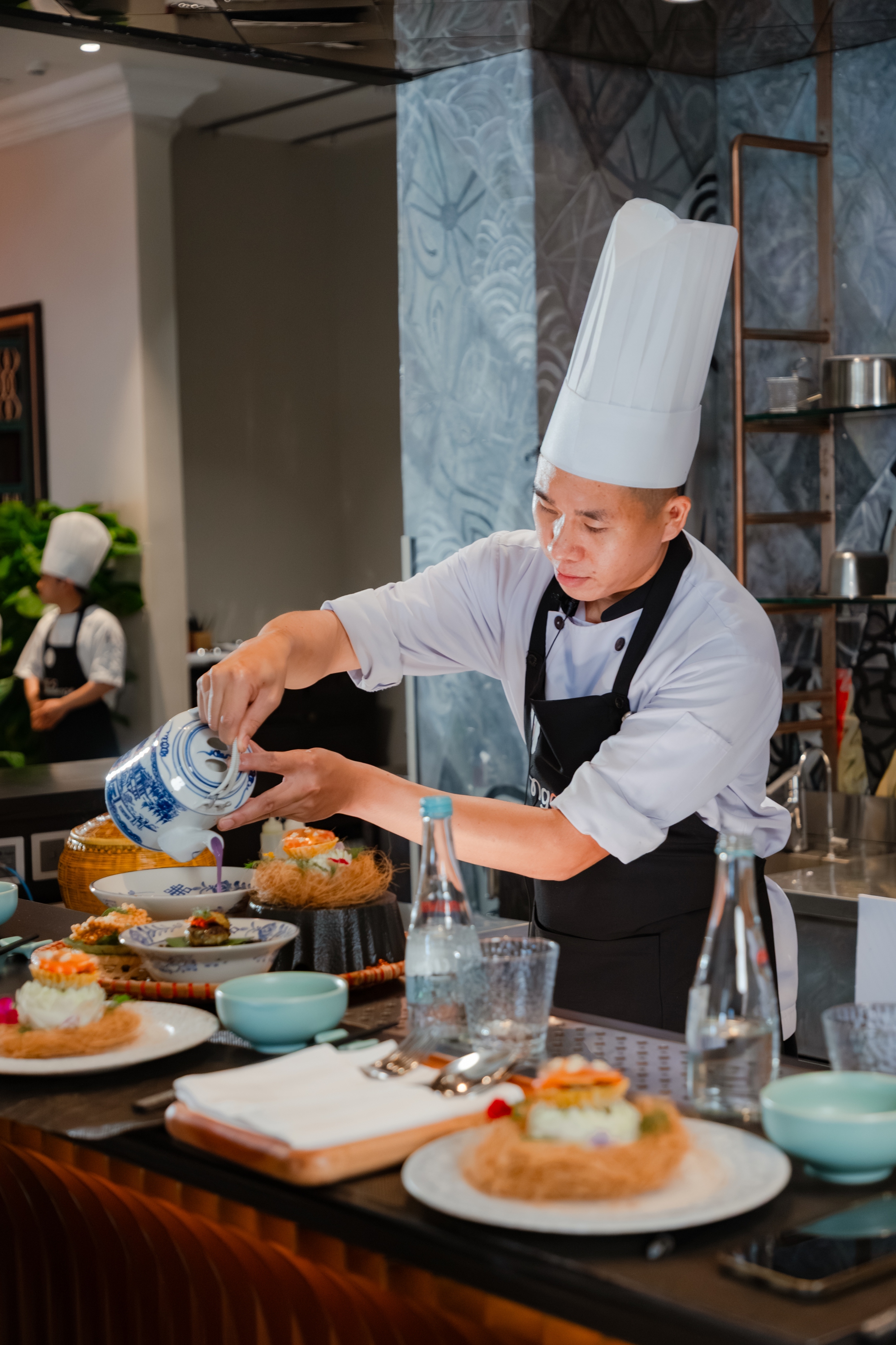 3 đầu bếp Việt của khách sạn nổi tiếng nhất thế giới dùng tương bần, lá mần, cá trích chinh phục khẩu vị khó chiều nhất- Ảnh 9. 3 đầu bếp Việt của khách sạn nổi tiếng nhất thế giới dùng tương bần, lá mần, cá trích chinh phục khẩu vị khó chiều nhất- Ảnh 9.
