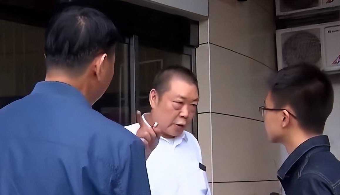 Cha mẹ sang tên nhà cho 2 anh trai, con trai út tức giận 6 năm không về nhà, cha qua đời cũng chẳng một lời hỏi thăm- Ảnh 1.