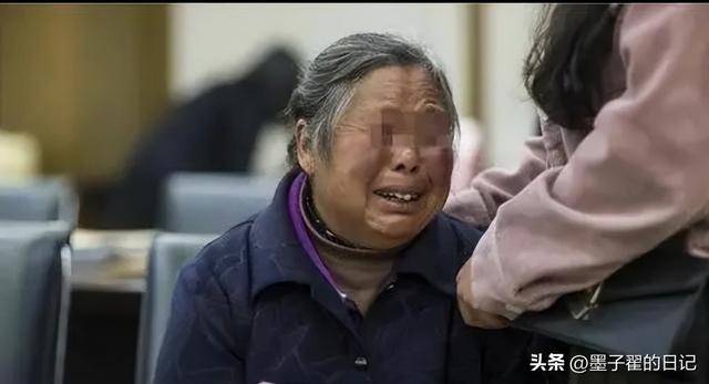 Nhận được cuộc gọi từ nhân viên ngân hàng, cụ bà suýt mất trắng 14,8 tỷ đồng trong tài khoản tiết kiệm chỉ vì soi gương trước điện thoại- Ảnh 2.