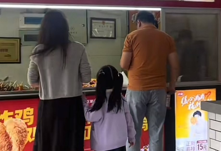 Nhìn hai mẹ con bên quầy đồ ăn vặt, tôi chợt hiểu: Vì sao có những đứa trẻ cả đời cũng không khá lên nổi- Ảnh 1.