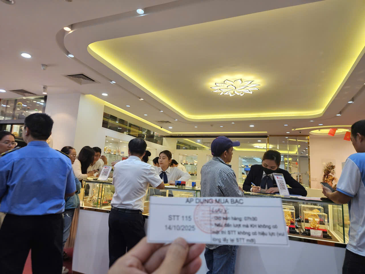 Giá bạc lập kỷ lục, nhiều người vẫn chi cả trăm triệu mua bạc trên giấy- Ảnh 2.