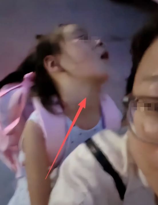 "Mẹ lái xe chở con thêm vài vòng nữa nhé" - Người mẹ đau thắt lòng khi biết lý do con chưa muốn về nhà- Ảnh 1.