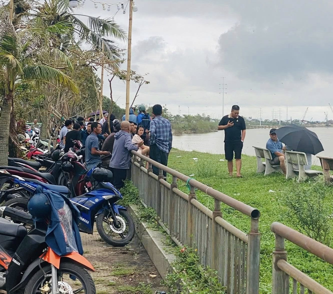 Hình ảnh thắt lòng nhất trong vụ bố nghi ôm 2 con nhảy cầu ở Nghệ An- Ảnh 2.