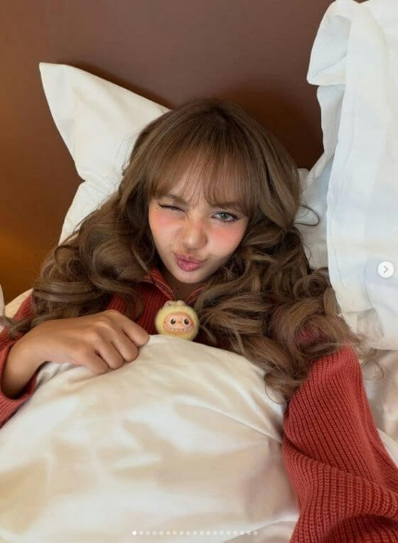 Lisa (BLACKPINK) khoe "Labubu" đính đá quý trị giá 300 triệu Won- Ảnh 2.