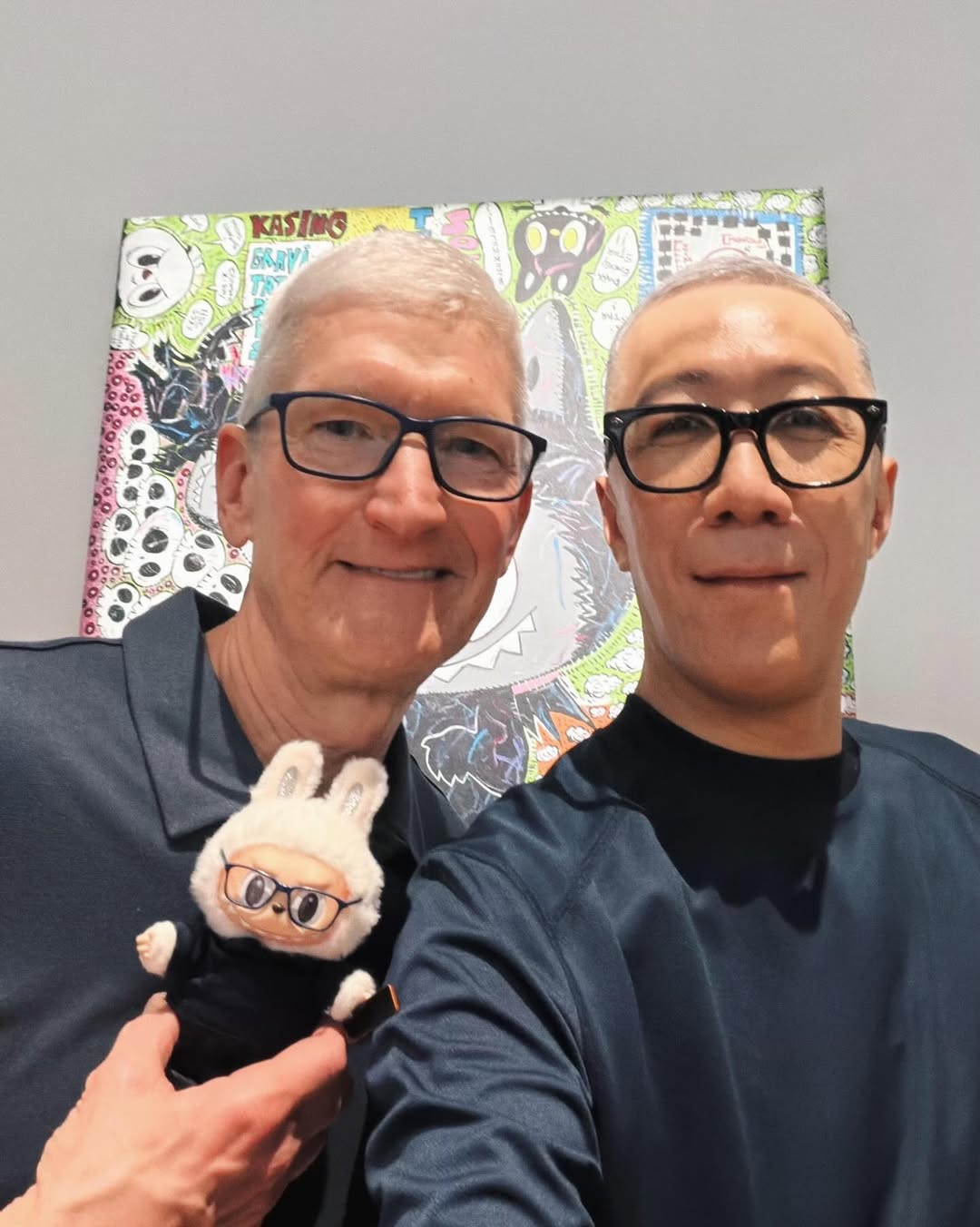 Bức ảnh "Tim Cook khác lạ" đang gây sốt- Ảnh 1.