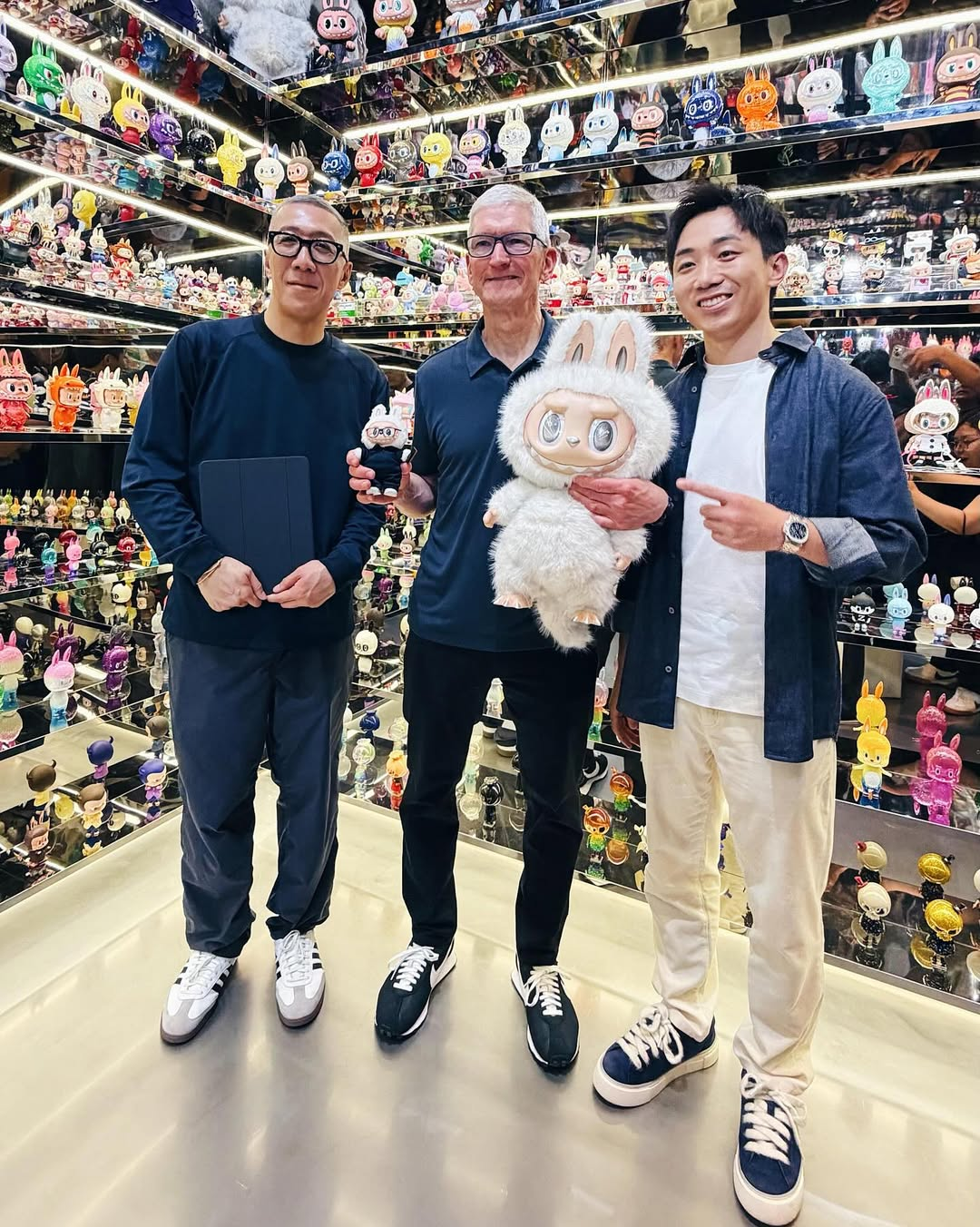 Bức ảnh "Tim Cook khác lạ" đang gây sốt- Ảnh 3.