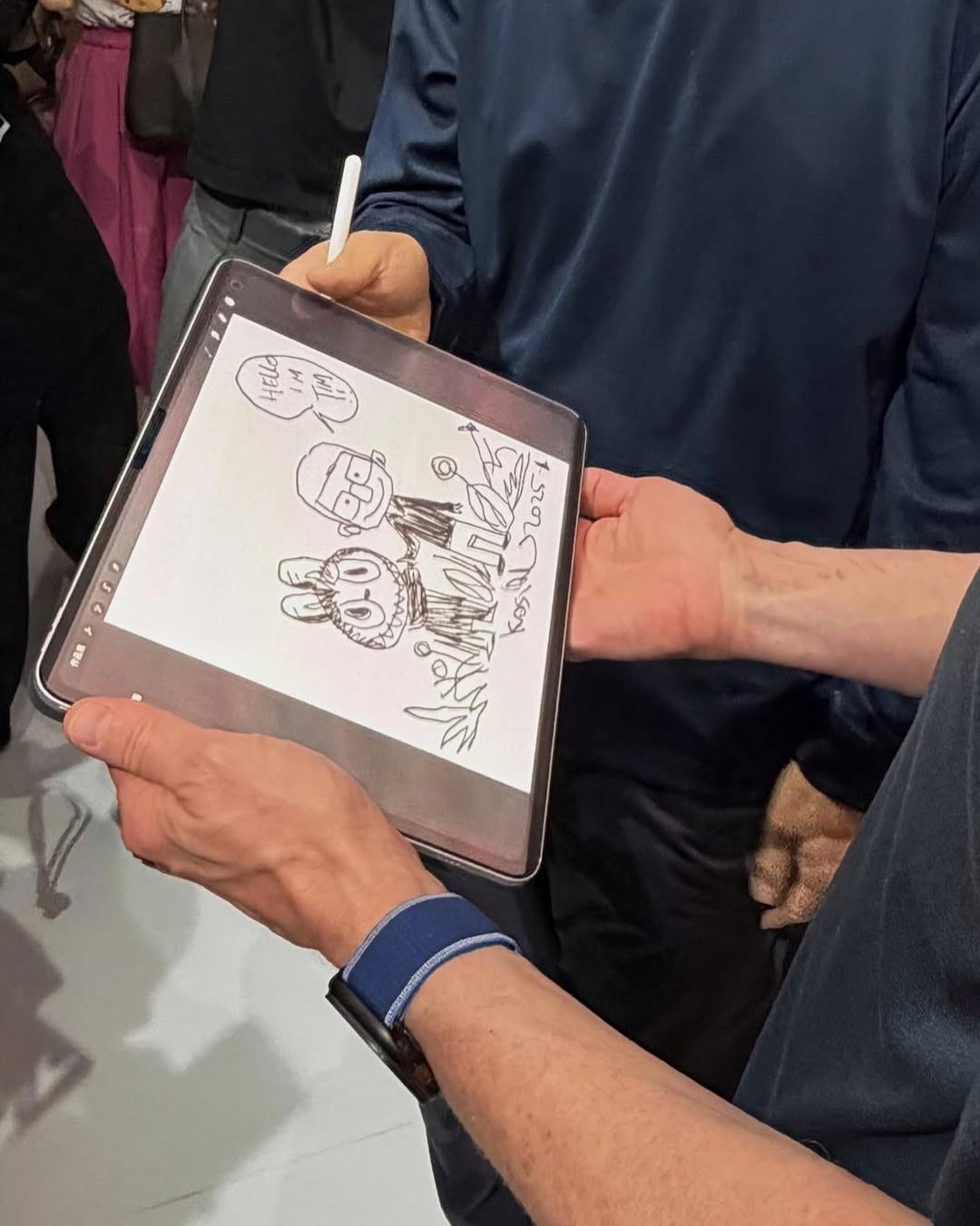 Bức ảnh "Tim Cook khác lạ" đang gây sốt- Ảnh 4.