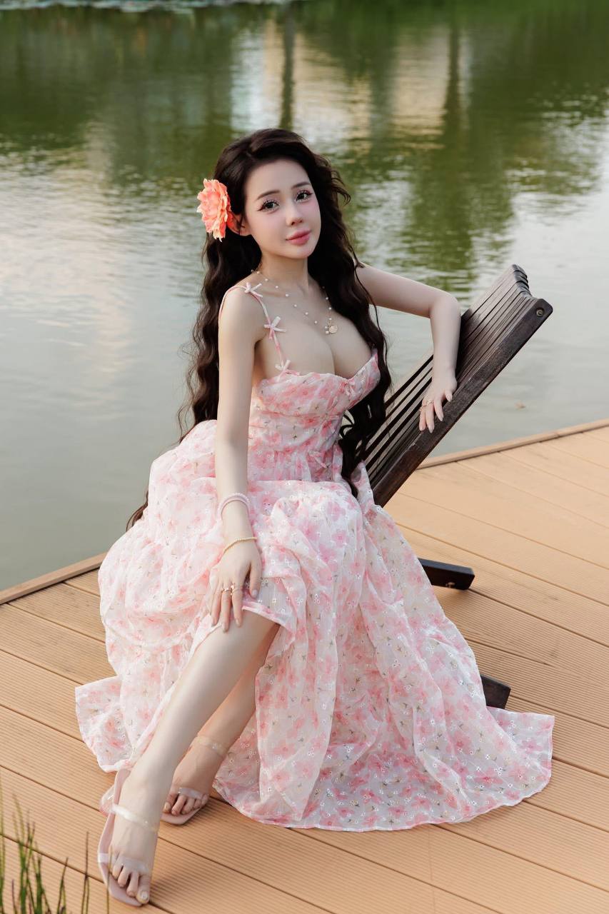 Ngân 98 luôn cố tình hở bạo, phản cảm quá đà- Ảnh 11.