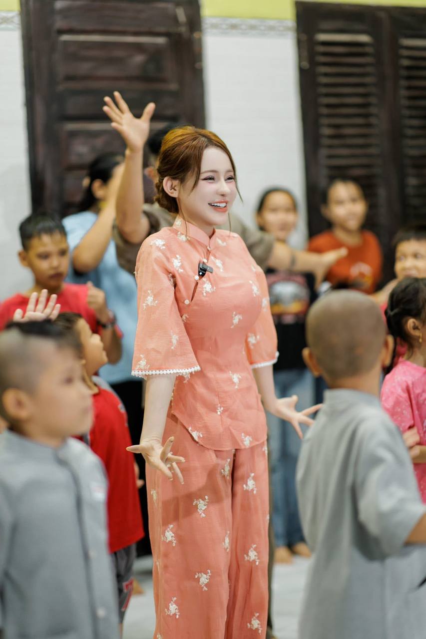 Ngân 98 luôn cố tình hở bạo, phản cảm quá đà- Ảnh 16.