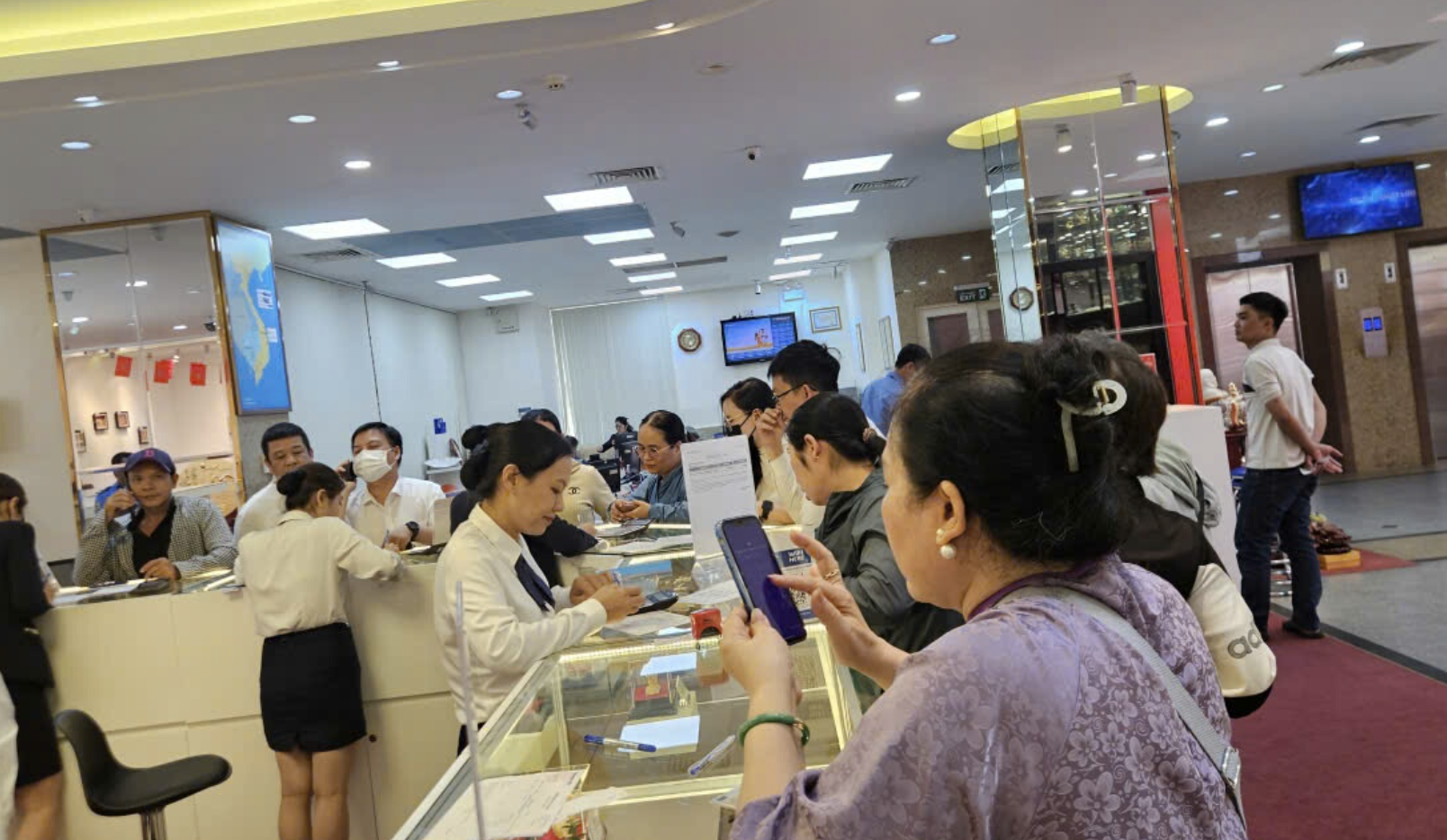 Giá bạc lập kỷ lục, nhiều người vẫn chi cả trăm triệu mua bạc trên giấy- Ảnh 3.