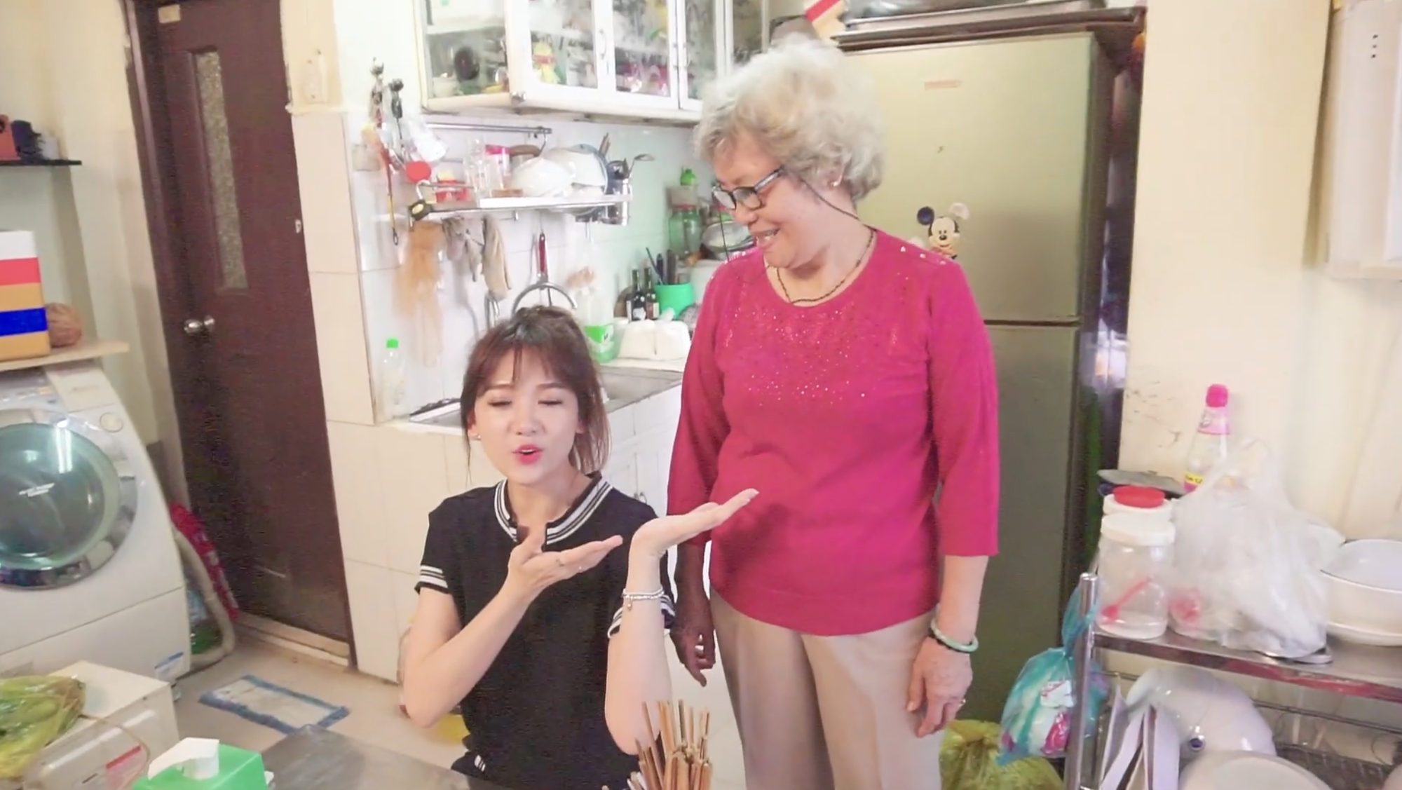 Hari Won từ hồi trẻ đến khi làm vợ Trấn Thành chỉ si mê món rẻ bèo này- Ảnh 2.