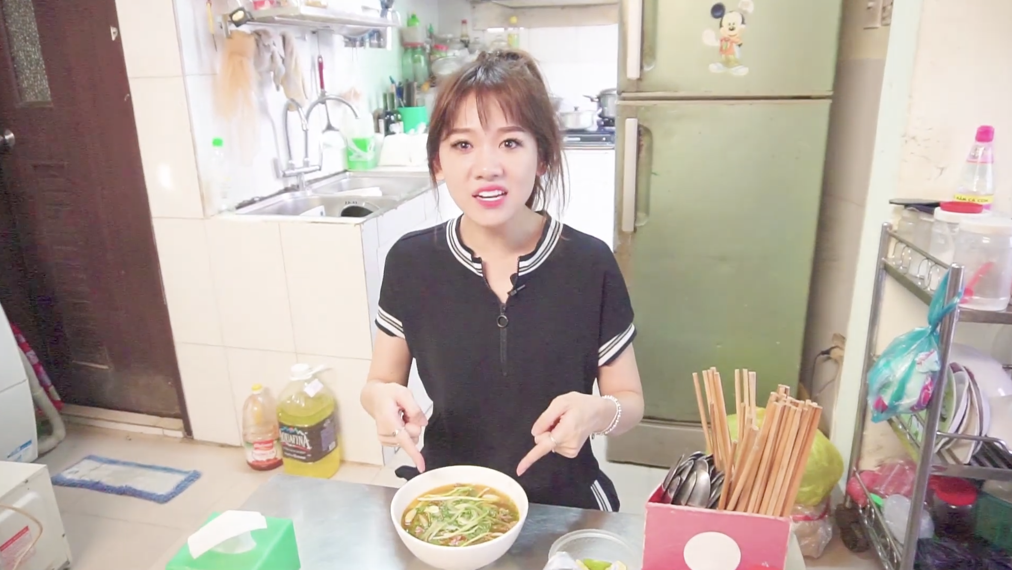 Hari Won từ hồi trẻ đến khi làm vợ Trấn Thành chỉ si mê món rẻ bèo này- Ảnh 1.