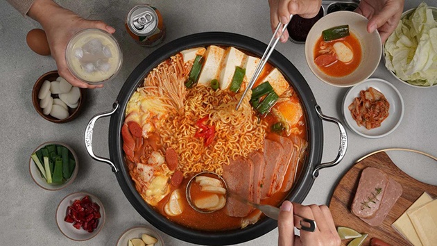 Món bán đầy vỉa hè Việt lên đài Hàn Quốc, một suất 3-4 người ăn, du khách nhận xét: 