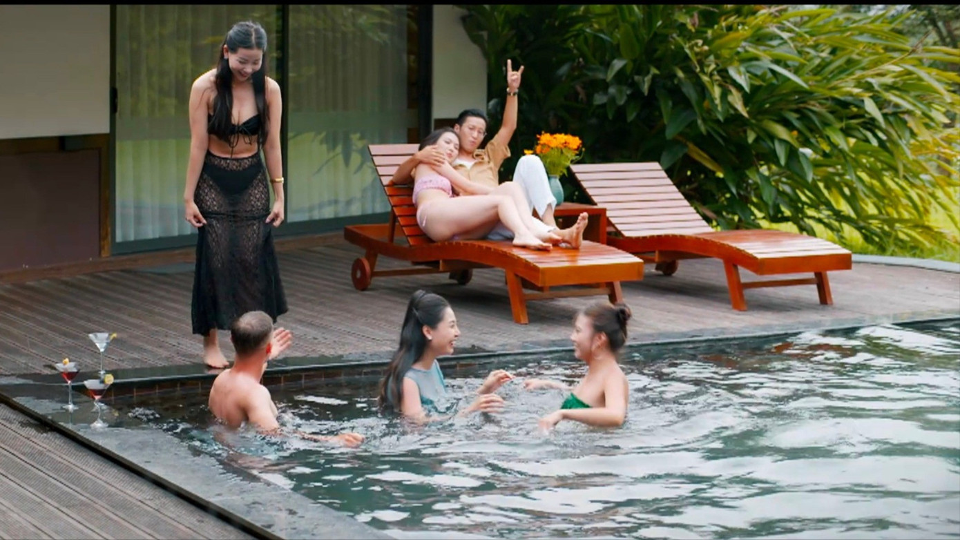 Cảnh diễn viên Việt Hoa bị kéo váy: “Tổng tài gì thô thiển vậy”- Ảnh 1.