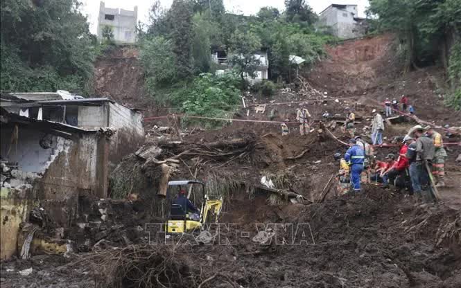 Hiện trường vụ lở đất sau những trận mưa lớn tại Huauchinango, bang Puebla, Mexico, ngày 13/10/2025 (Ảnh: THX/TTXVN) Hiện trường vụ lở đất sau những trận mưa lớn tại Huauchinango, bang Puebla, Mexico, ngày 13/10/2025 (Ảnh: THX/TTXVN)