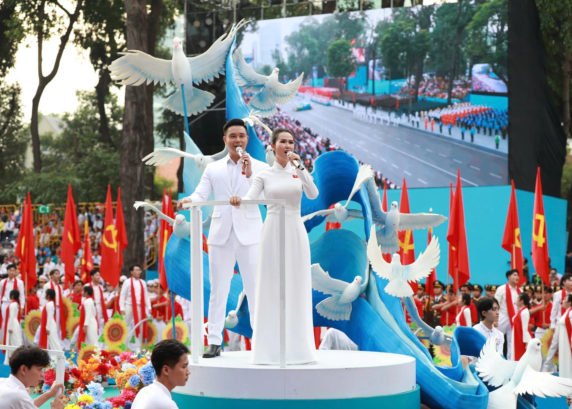 Mẹ 2 con chạy show liên tục, vào Nam ra Bắc thở không ra hơi- Ảnh 4.