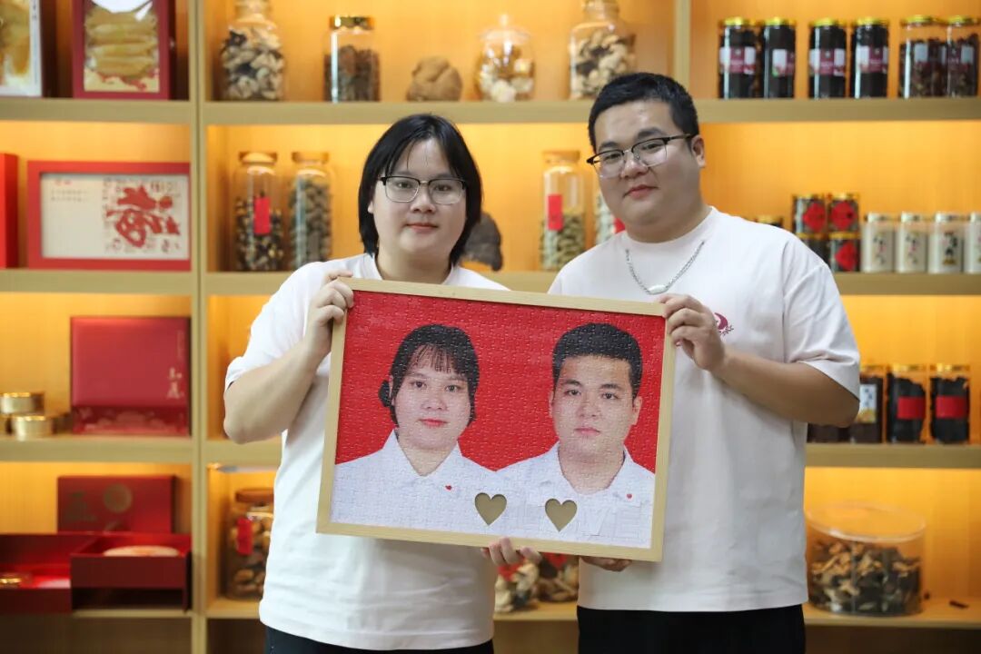 Cặp đôi gây sốt vì có ngoại hình giống hệt nhau: Dân mạng thích thú 