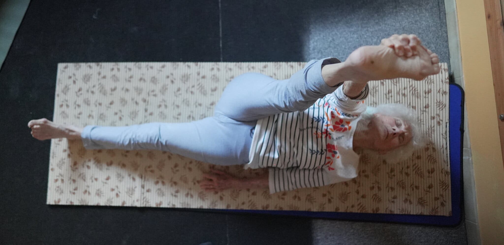 Cụ bà 102 tuổi vẫn dạy yoga mỗi ngày và bí kíp sống thọ "chẳng có gì khó"- Ảnh 1.