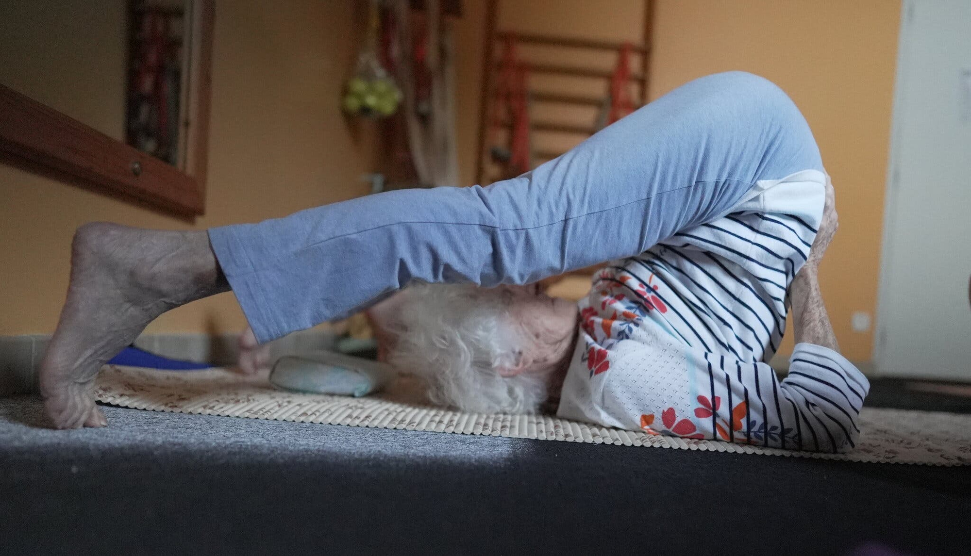 Cụ bà 102 tuổi vẫn dạy yoga mỗi ngày và bí kíp sống thọ "chẳng có gì khó"- Ảnh 6.