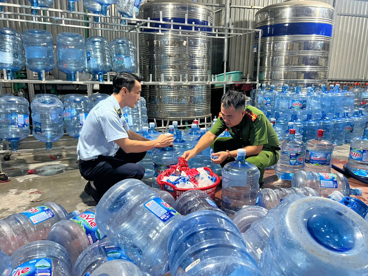 Bơm nước máy vào bình 'phù phép' thành nước Lavie giả bán khắp Hà Nội- Ảnh 2.
