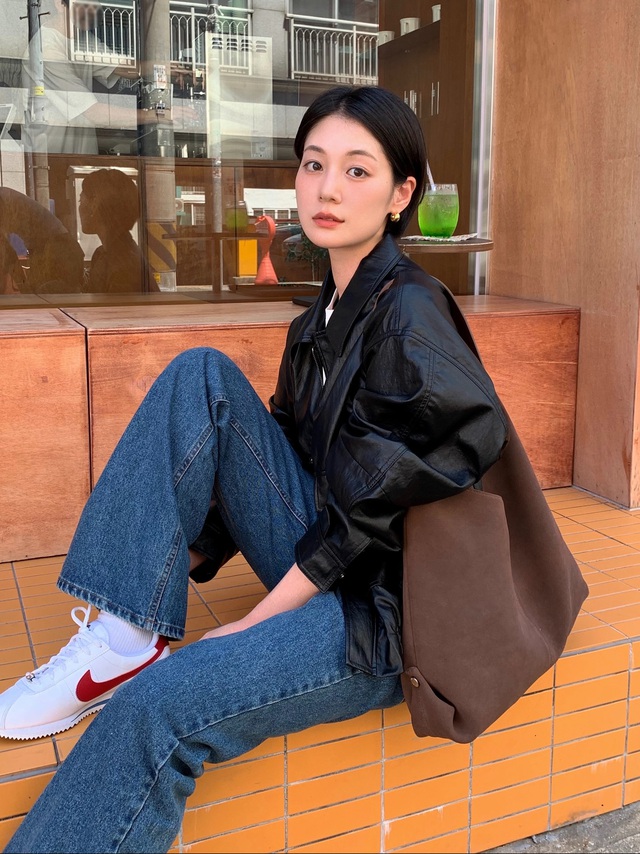 Sức mạnh của phối đồ: Biến quần jeans đơn giản trở nên sang xịn mịn hơn gấp bội với 10 công thức- Ảnh 3. Sức mạnh của phối đồ: Biến quần jeans đơn giản trở nên sang xịn mịn hơn gấp bội với 10 công thức- Ảnh 3.