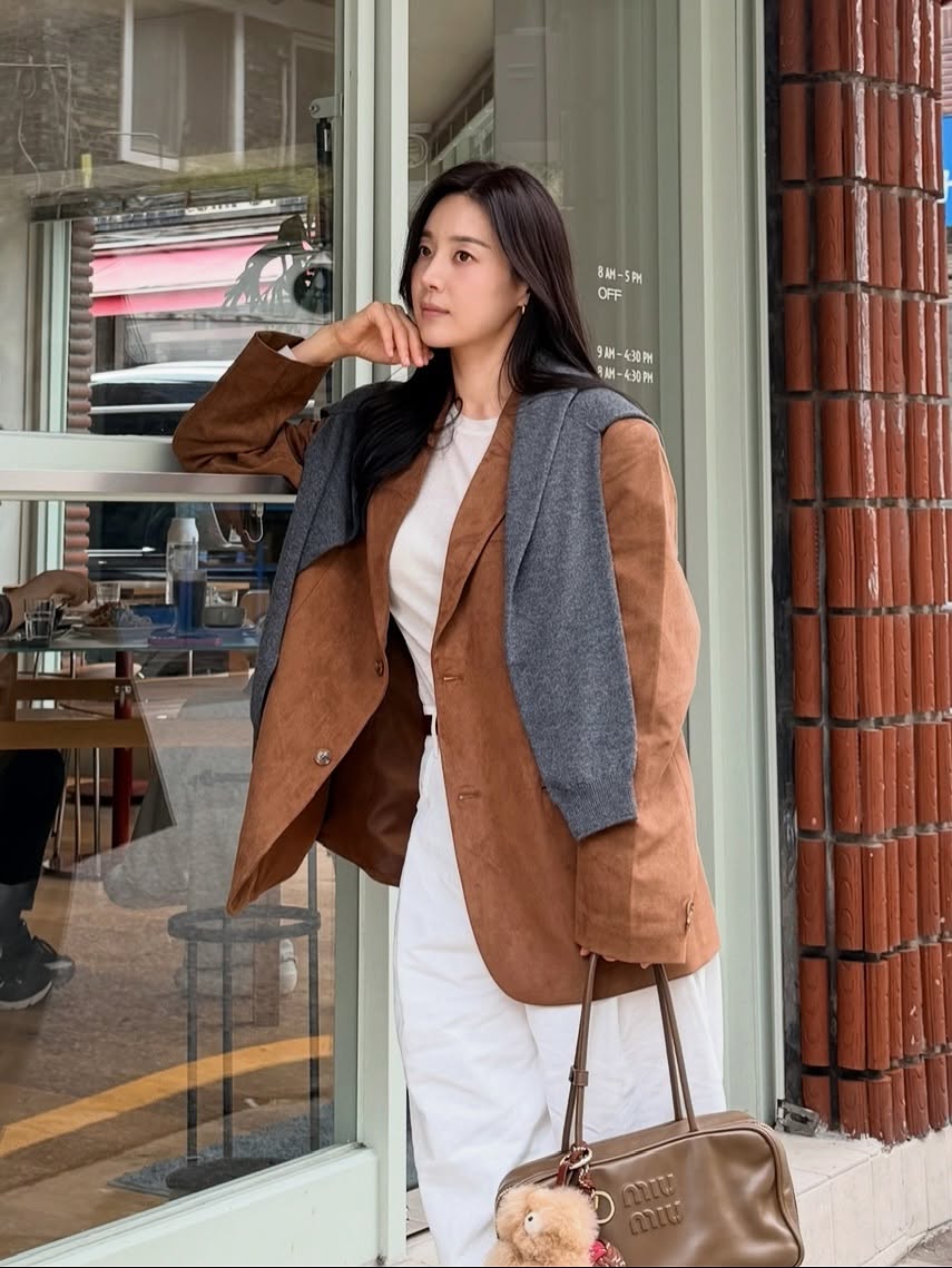 4 mẫu áo khoác đẹp hoàn hảo dành cho phụ nữ trên 40 tuổi- Ảnh 9. 4 mẫu áo khoác đẹp hoàn hảo dành cho phụ nữ trên 40 tuổi- Ảnh 9.