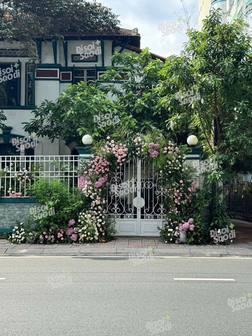 Lộ diện nhan sắc cô dâu nghìn tỷ trong đám hỏi nhà giàu Việt hot nhất lúc này!- Ảnh 1.