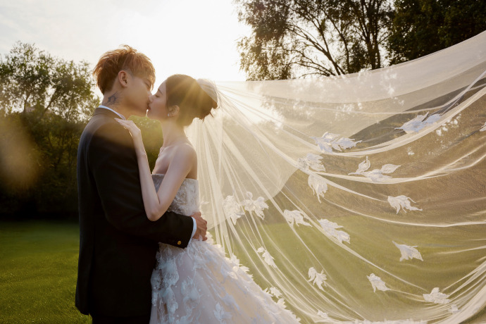 Lộ ảnh cưới của 