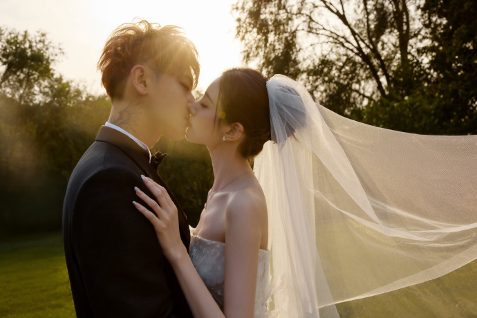 Lộ ảnh cưới của 
