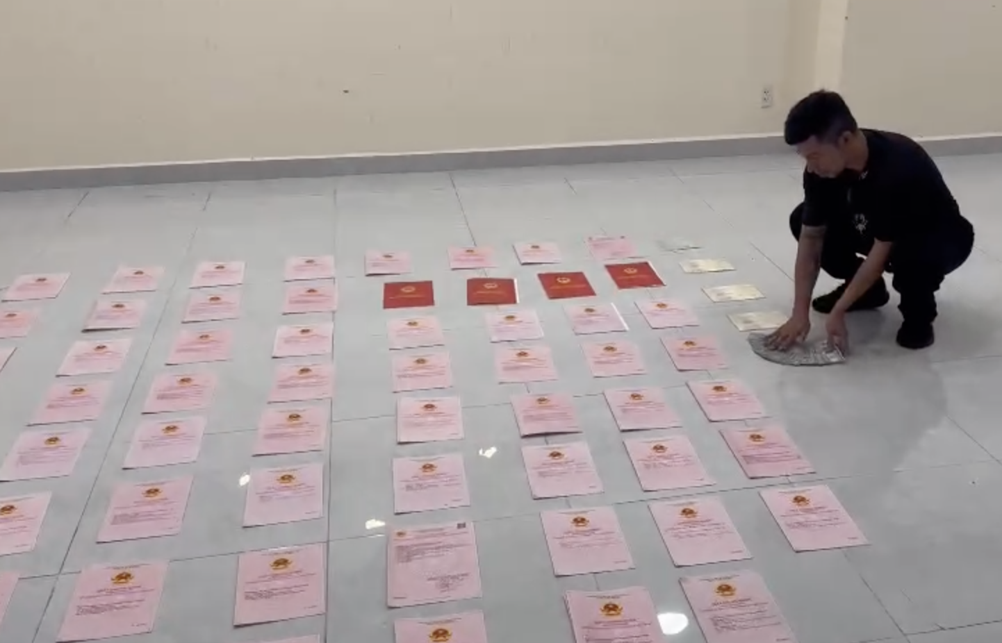 Lương Bằng Quang từng khoe cả xấp sổ đỏ- Ảnh 1.