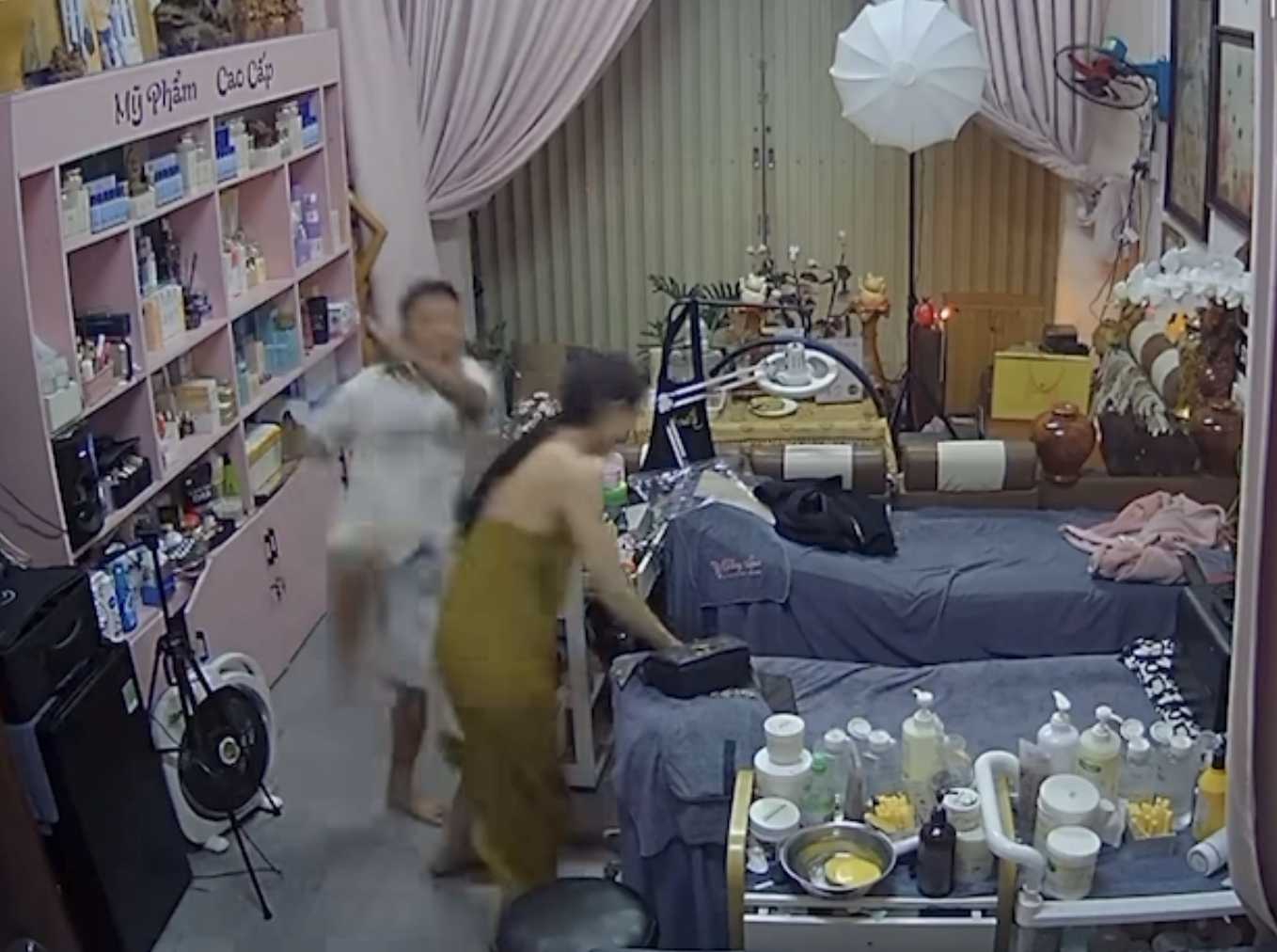 CLIP: Người phụ nữ nghi bị chồng cũ đánh dã man- Ảnh 1. CLIP: Người phụ nữ nghi bị chồng cũ đánh dã man- Ảnh 1.