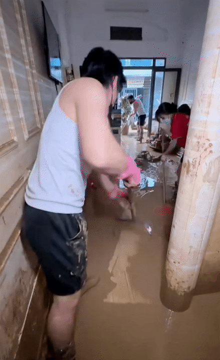 Dọn nhà sau lũ: Kinh nghiệm “xương máu” của người từng 