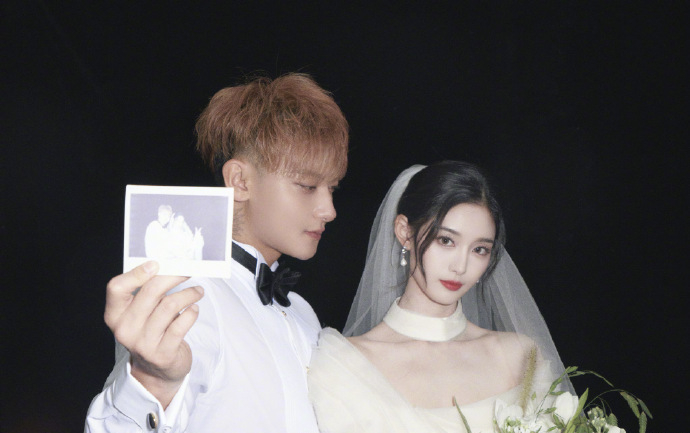 Lộ ảnh cưới của 