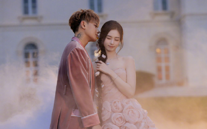 Lộ ảnh cưới của 