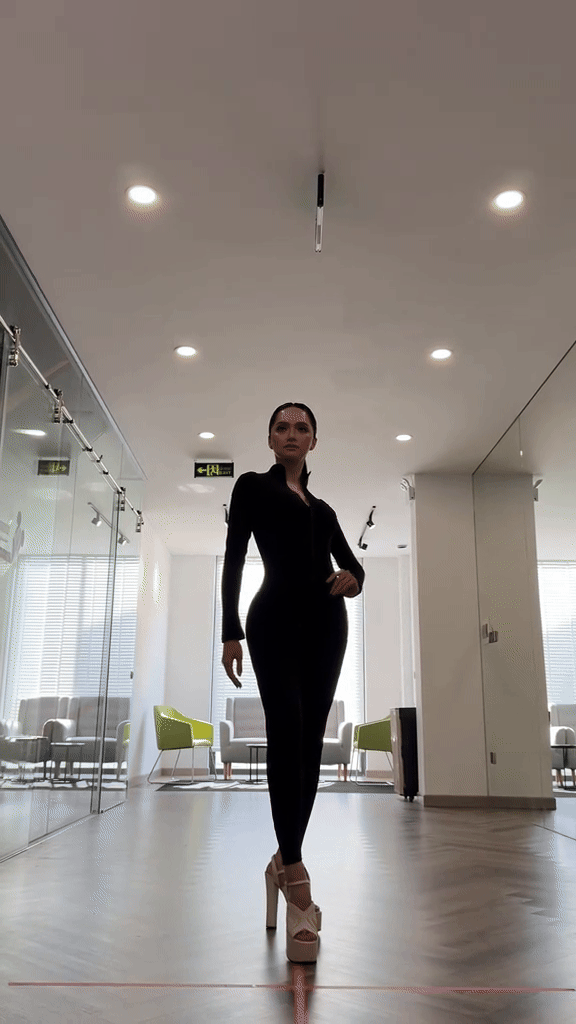 Hương Giang khoe clip catwalk, dân tình thắc mắc 1000 điều- Ảnh 1.