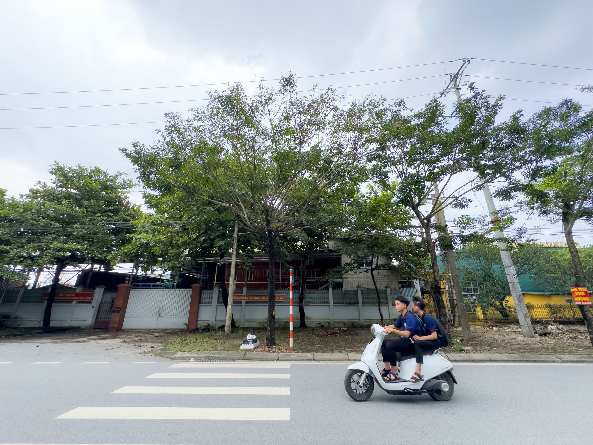 Lần tìm công ty sản xuất sản phẩm cho Ngân 98: Cửa im ỉm khóa, hàng xóm kể chuyện bất ngờ- Ảnh 2.