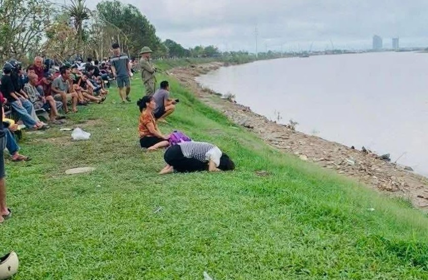 Vụ bố ôm 2 con nhỏ nhảy sông tự tử: Đã tìm thấy thi thể 2 cháu bé- Ảnh 1.